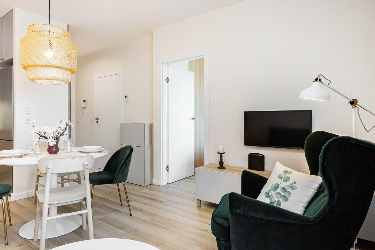 Apartment Walonska With Free Parking Wroclaw By Noclegi Renters エクステリア 写真